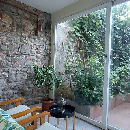 Stone Garden In The Heart Of The イスタンブール